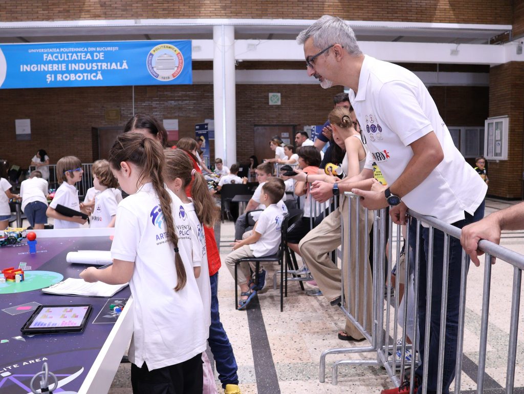Cafeneaua BdB | Theodor Gorovei despre atelierele de robotică din zonele rurale: „Copiii sunt extrem de entuziasmați, pentru că experiența este complet nouă pentru ei.”