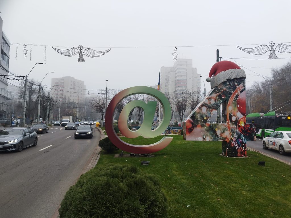 Primăria Sectorului 4 investește peste 50.000 de euro în tehnologii pentru a sprijini persoanele cu dizabilități vizuale Primăria Sectorului 4 din București a făcut recent un pas semnificativ în direcția dezvoltării infrastructurii accesibile pentru persoanele cu dizabilități, atribuind un contract de peste 50.000 de euro pentru implementarea unor sisteme audio specializate
