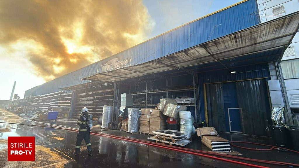 Incendiu de amploare într-un depozit pe bulevardul Iuliu Maniu din București; mesaj RO-Alert activat.