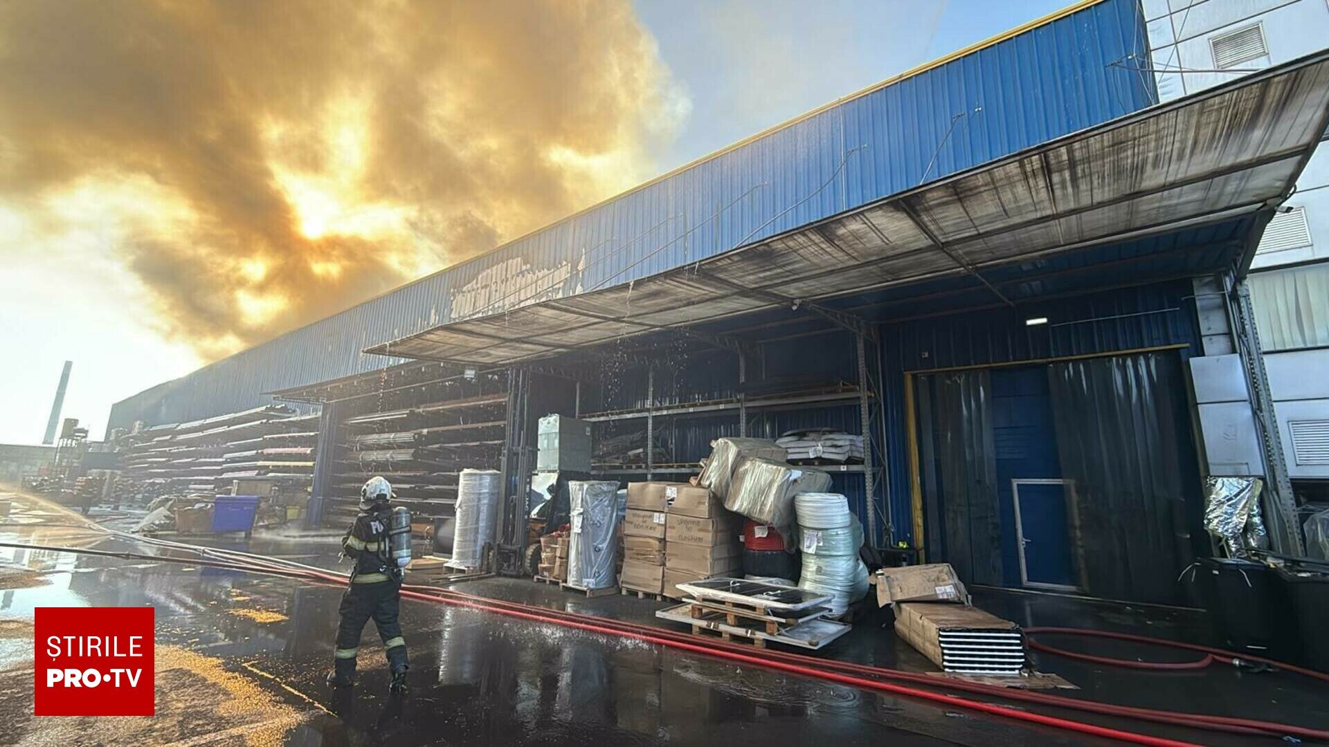 Incendiu de amploare într-un depozit pe bulevardul Iuliu Maniu din București; mesaj RO-Alert activat.