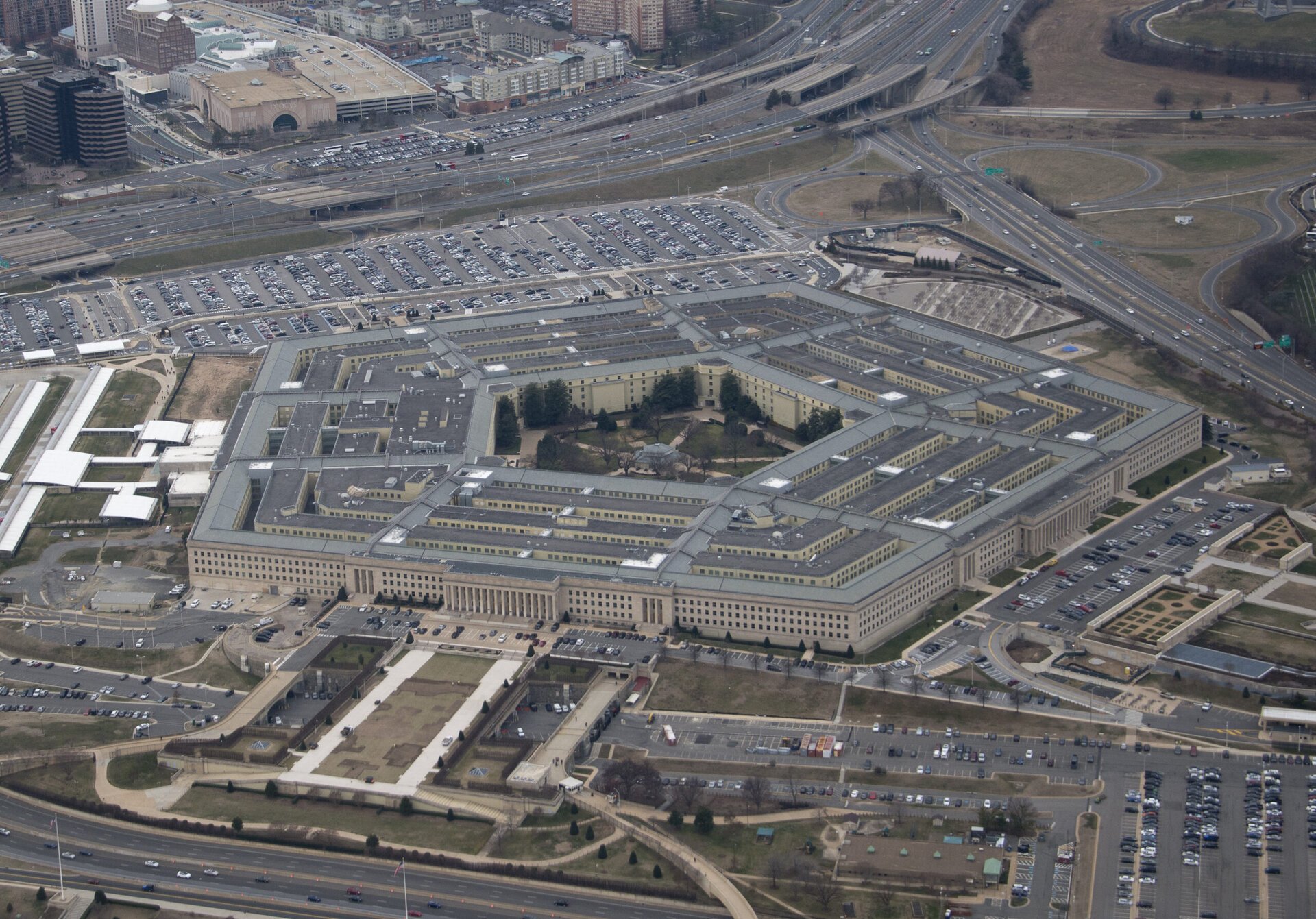 [ad_1] Departamentul american al Apărării a anunțat colaborarea cu compania xAI pentru integrarea unor instrumente de inteligență artificială avansată, destinată consolidării fluxurilor de lucru sensibile și sprijinirii operațiunilor militare