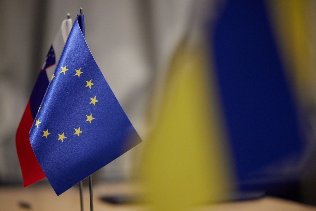 Președintele Franței sugerează ca europenii să negocieze direct cu Vladimir Putin în privința Ucrainei, evitând intermediul negociatorilor americani