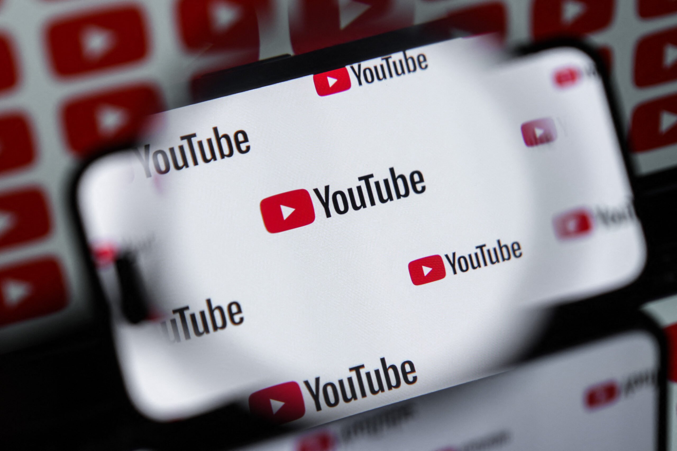 [ad_1] Un studiu recent realizat de compania de editare video Kapwing aduce în prim-plan creșterea semnificativă a conținutului generat cu ajutorul inteligenței artificiale (AI) pe platforma YouTube