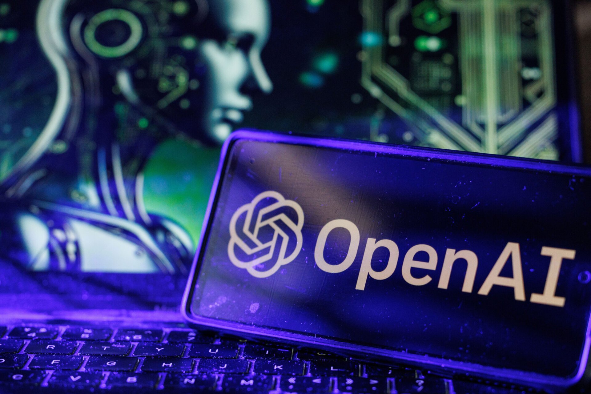 Pe scurt: OpenAI a anunțat că atacurile informatice asupra inteligenței artificiale, precum cele realizate prin browserul ChatGPT Atlas, reprezintă o amenințare reală și extrem de dificil de eradict