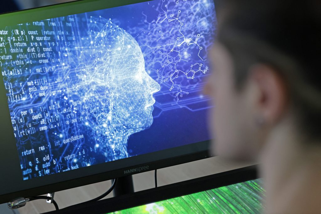 [ad_1] În 2025, tehnologia AI a avansat semnificativ în crearea de conținut fals, în special deepfake-uri, care devin din ce în ce mai greu de distins de materialele autentice