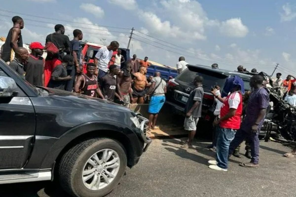 Anthony Joshua, implicat într-un accident fatal în Nigeria Celebrul boxer britanic Anthony Joshua a fost implicat vineri într-un accident de circulație tragic în Nigeria, în urma căruia două persoane din staff-ul său și-au pierdut viața