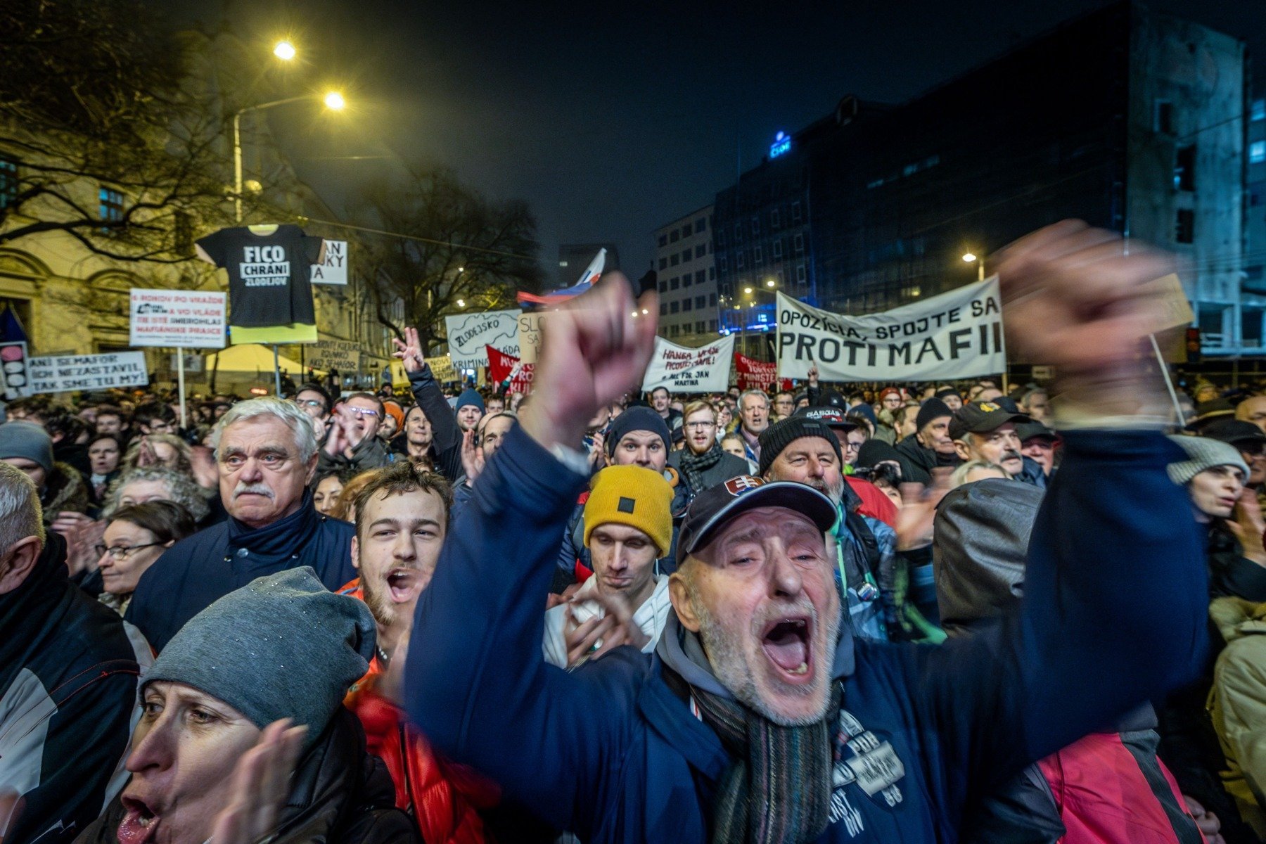 [ad_1] Curtea Constituțională din Slovacia a declarat miercuri că a suspendat legea ce elimina biroul avertizorilor de integritate, după proteste de amploare în întregul țară în ultimele zile