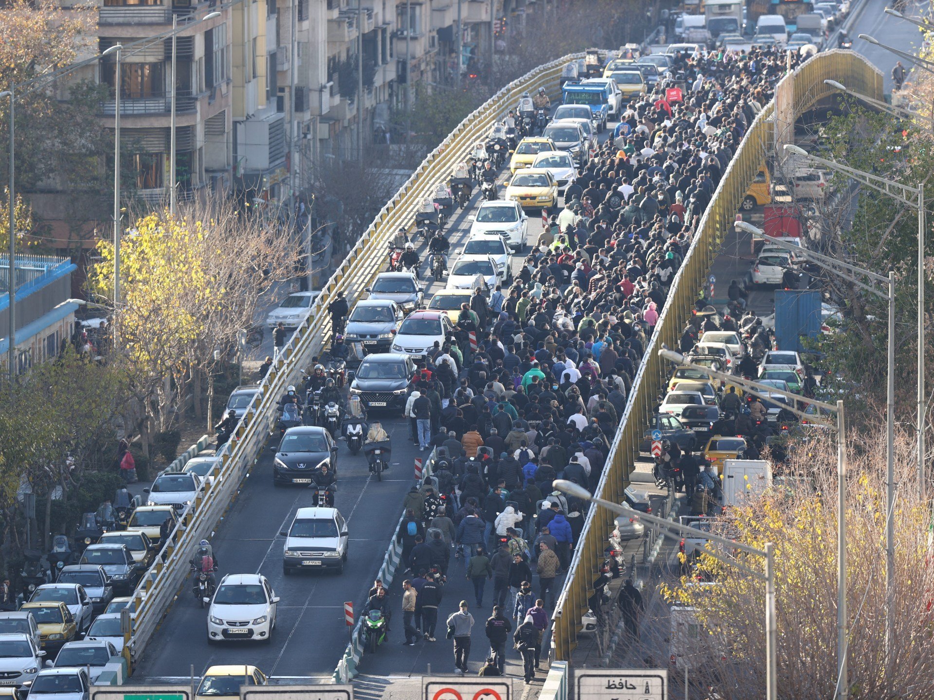 Proteste violente în Iran după prăbușirea monedei locale Protestele din Iran au escaladat dramatic în ultimele zile, cu mii de demonstranți ieșind pe străzile mai multor orașe, inclusiv Teheran