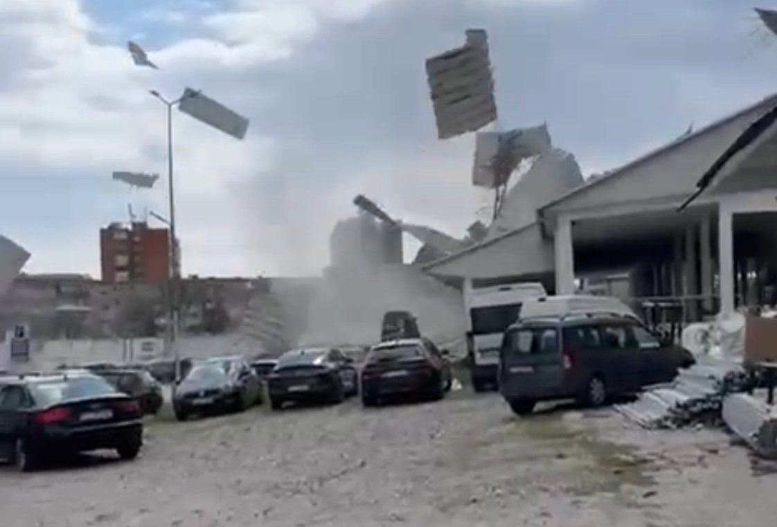 [ad_1] Vântul puternic din zona de sud a județului Brașov, inclusiv din municipiul reședință, a provocat pagube precum acoperișuri avariate, fire electrice scurtcircuitate și smulgerea rădăcinilor a mai mulți copaci, conform unei informații transmise de o agenție de știri