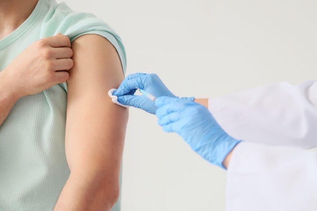 Dezvoltarea vaccinurilor a cunoscut o revoluție sinistrată de ultimele decenii, iar tehnologia începe să redefinească modul în care combatem bolile