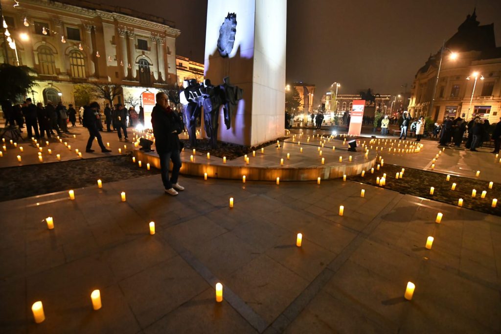 [ad_1] Sâmbătă, oamenii s-au adunat în Piața Revoluției pentru a aprinde lumânări și a onora eroii ce și-au dat viața în decembrie ’89, respectând, de asemenea, un moment de tăcere în memoria lor.La această adunare solemnă, a fost prezent primarul orasului, Ciprian Ciucu, care și-a exprimat respectul prin aprinderea unei lumânări dedicate victimelor Revoluției.’Grădina Amintirilor’ a fost un eveniment comemorativ plin de emoție, organizat de Primăria Municipiului București în parteneriat cu Asociația ‘Străzi pentru Oameni’ și Muzeul Ororilor Comunismului în România.Lângă copii, buni, tineri pasionați de istorie, primarul Ciprian Ciucu a luat cuvântul, discutând despre viitoarele planuri de remodelare a Piaței Revoluției, un loc cu însemnătate simbolică pentru București