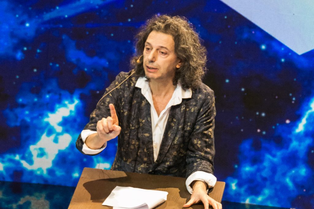 Filosoful francez Eric Sadin lansează un semnal de alarmă globală în fața avansului accelerat al inteligenței artificiale generative, despre care afirmă că reprezintă un „uragan” ce amenință să dezrădăcineze fundamental cultura și valorile umane