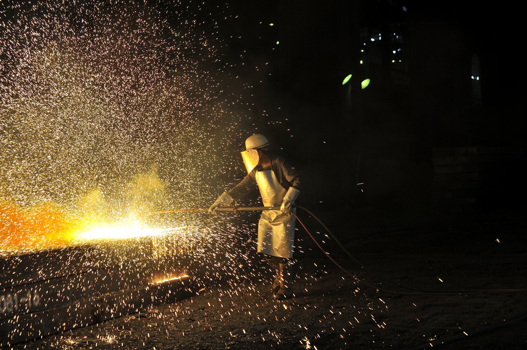 [ad_1] Ministrul polonez al apărării, Wladyslaw Kosiniak-Kamysz, a anunțat că statul polonez va achiziționa o fabrică de oțel pentru a o transforma în unitate de producție de blindaje militare, în conformitate cu strategia Guvernului de la Varșovia de a achiziționa active de importanță strategică și utilizare dublă, atât civilă, cât și militară