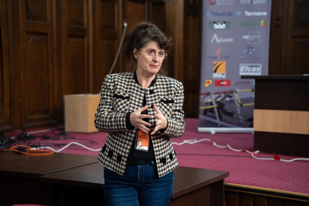 Dana Lica, conducătoarea SEPI, răspunde în discuția despre programa de Informatică pentru clasa a IX-a: profesorii pot evolua, fiind nevoiți să învețe continuu