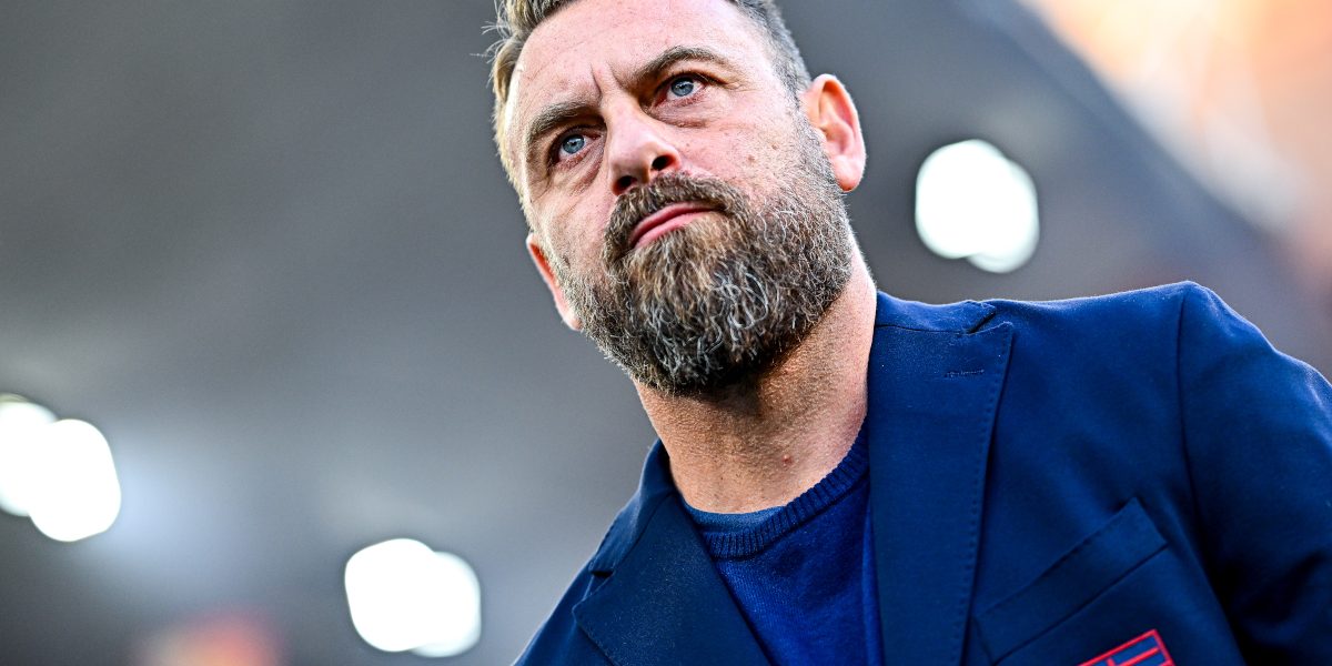 GENOA, ITALY - NOVEMBER 29: Daniele De Rossi, head coach of Genoa, looks on prior to kick-off in the Serie A match between Genoa CFC and Hellas Verona FC at Luigi Ferraris Stadium on November 29, 2025 in Genoa, Italy. (Photo by Simone Arveda/Getty Images)