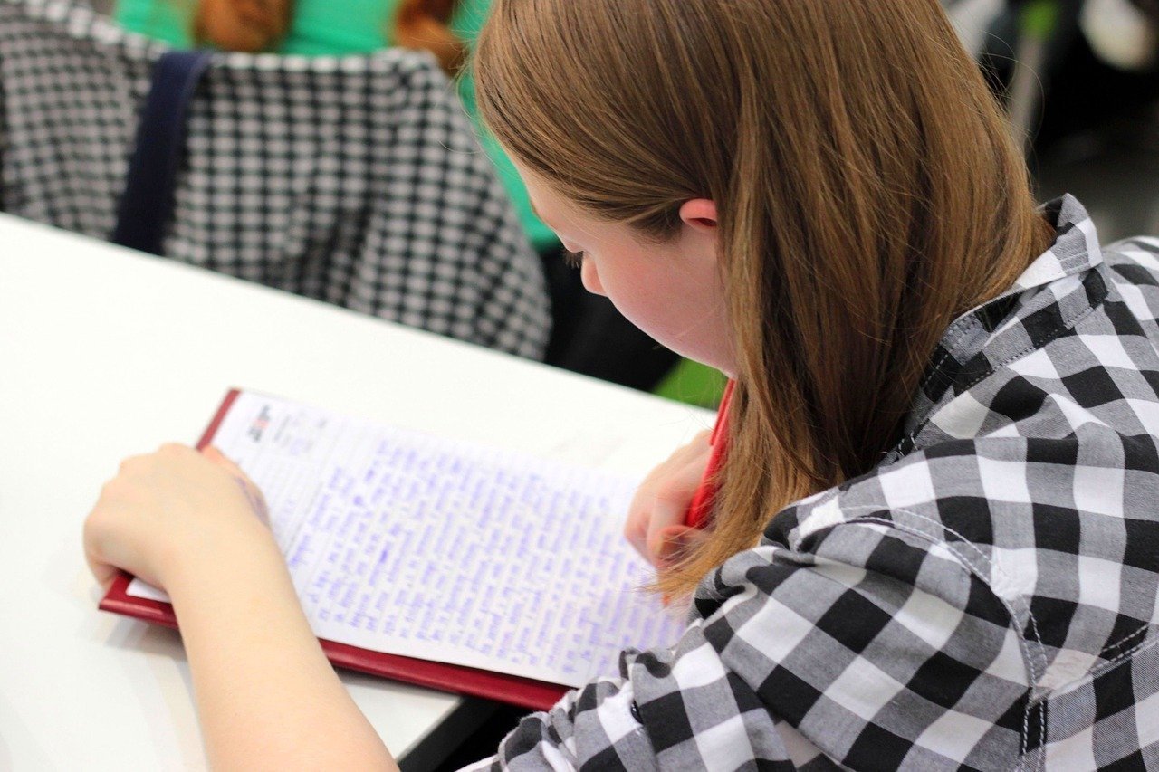 Refugiată ucraineană abandonează cursurile unui colegiu din Marea Britanie după ce profesorii i-au recomandat să învețe limba rusă