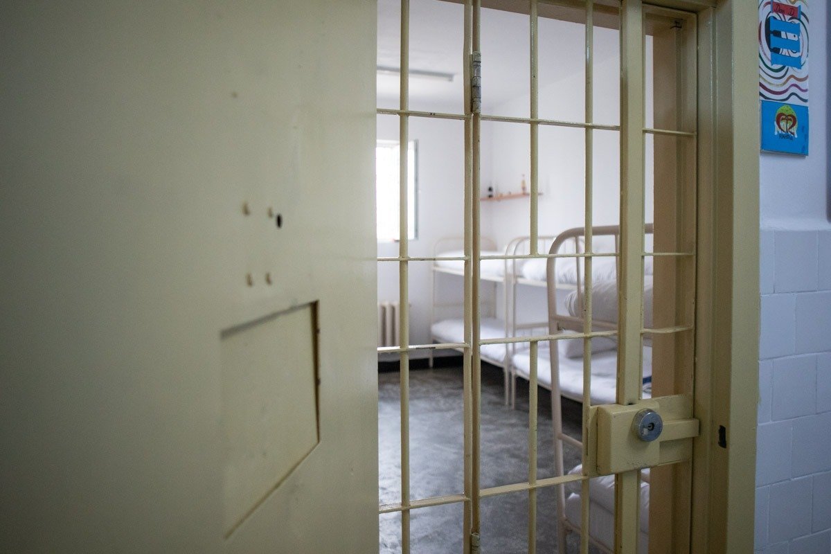 [ad_1] Un bărbat în vârstă de 24 de ani, aflat pe secția exterioară Valu lui Traian a Penitenciarului Poarta Albă, condamnat la aproape cinci ani de închisoare pentru tâlhărie calificată, este căutat după ce a reușit să evadeze joi seară