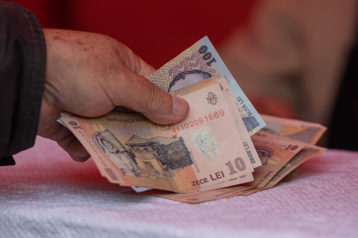 Guvernul impune angajatorilor să plătească 5 zile din concediul medical, începând din 2026