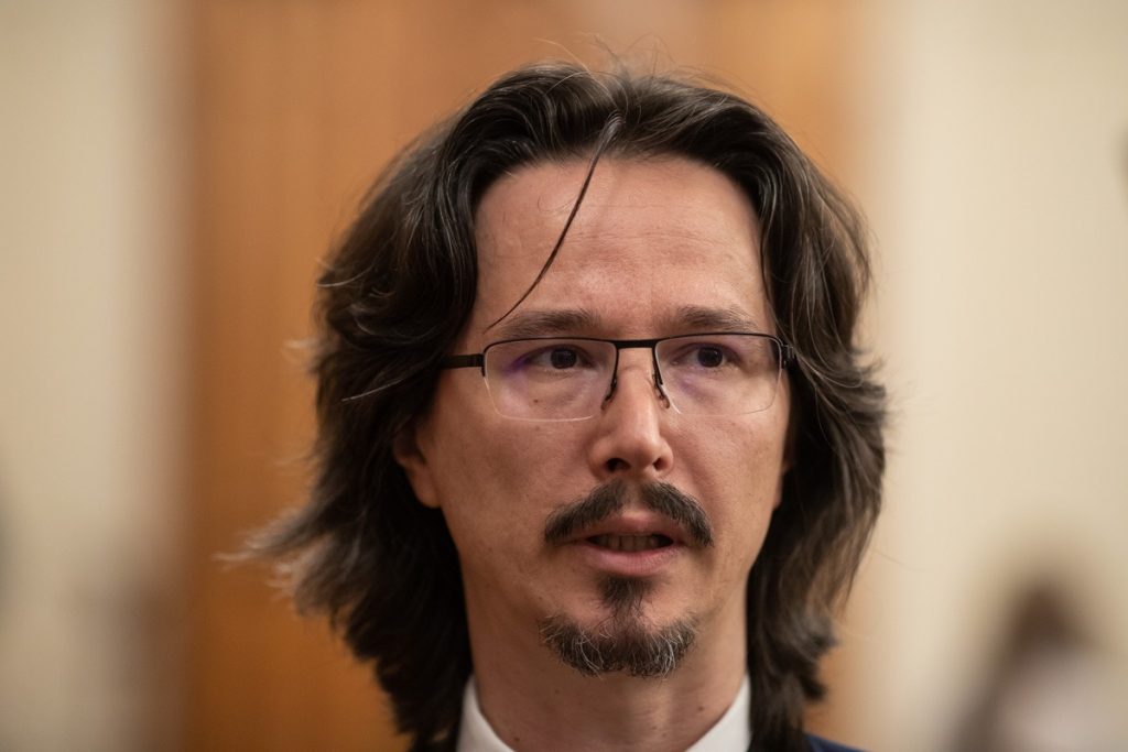 Fostul judecător Cristi Danileț critică implicarea judecătorului Claudiu Drăgușin, membru al Consiliului Superior al Magistraturii, în reprezentarea Guvernului într-un proces câștigat de el împotriva României, și cere demisia acestuia din cauza unui abuz recunoscut oficial