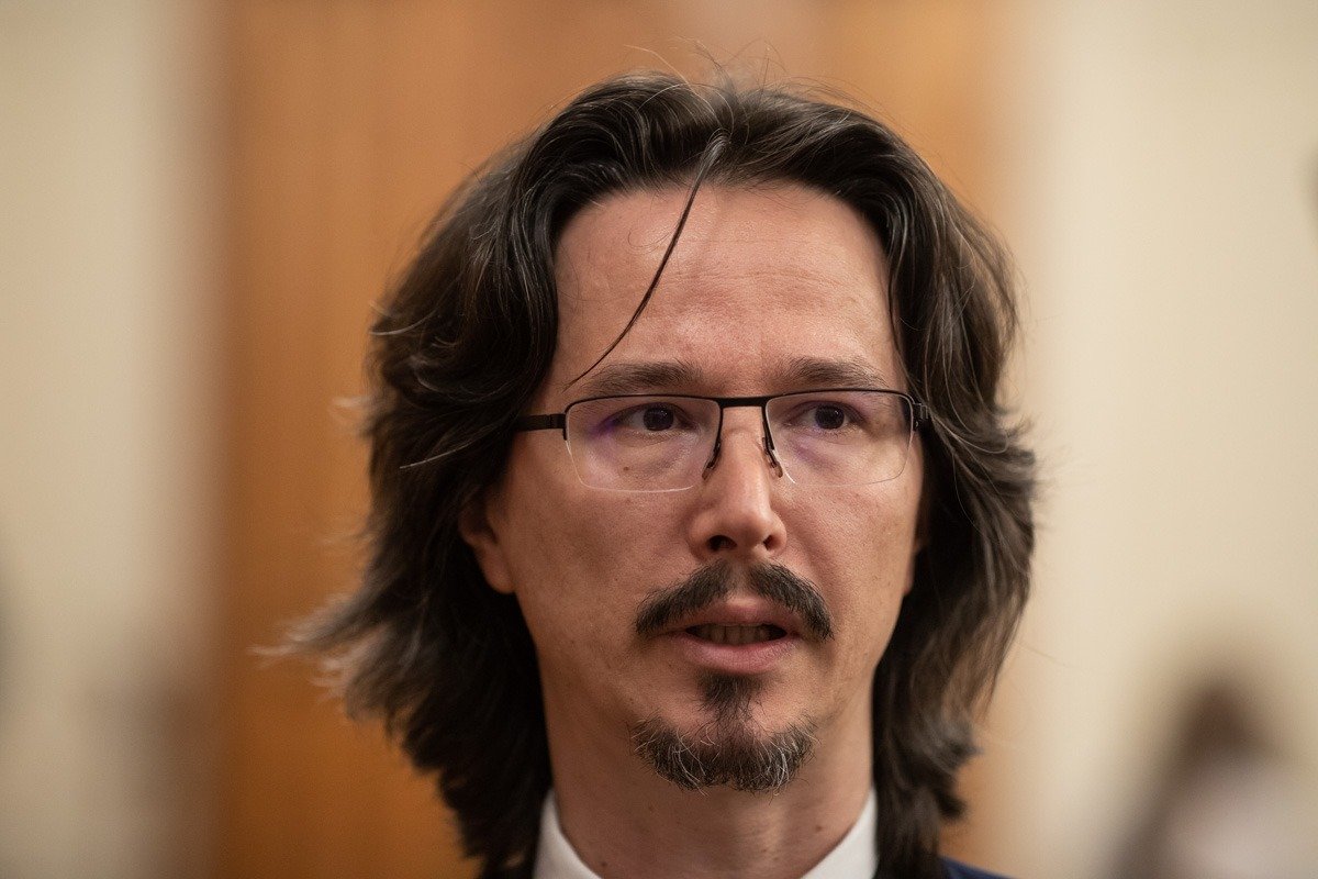 Fostul judecător Cristi Danileț critică implicarea judecătorului Claudiu Drăgușin, membru al Consiliului Superior al Magistraturii, în reprezentarea Guvernului într-un proces câștigat de el împotriva României, și cere demisia acestuia din cauza unui abuz recunoscut oficial