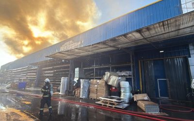Incendiu puternic în Capitală. Arde un depozit cu materiale sanitare din sectorul 6, misiune dificilă pentru pompieri