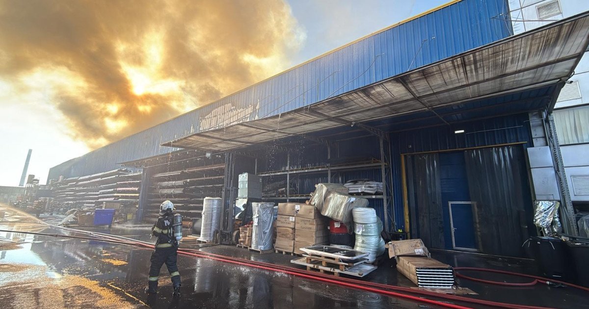 Incendiu puternic în Capitală. Arde un depozit cu materiale sanitare din sectorul 6, misiune dificilă pentru pompieri