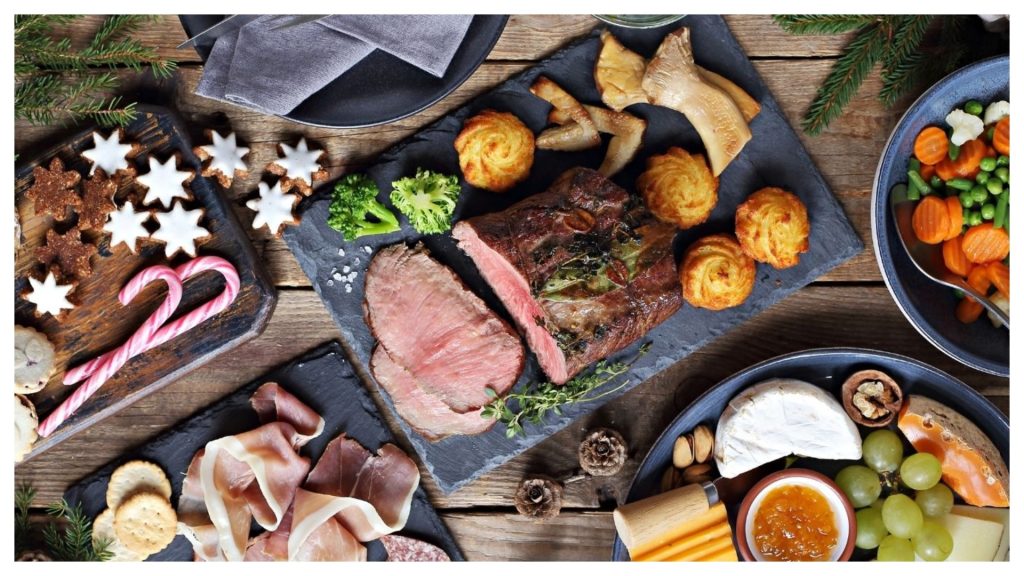 Explorare gastronomică de Crăciun: de la rețete tradiționale la influențe moderne, cu un meniu rapid pe bază de carne de vită, burgeri cu pastramă și antricot aromat cu ierburi, acompaniat de vin roșu