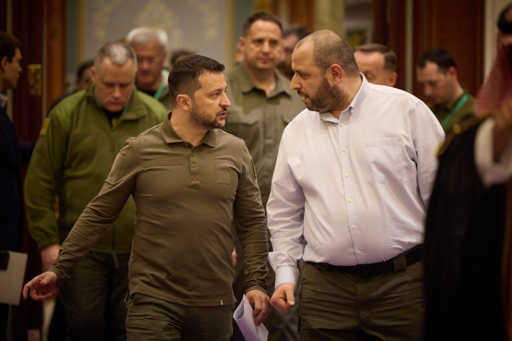 [ad_1] Președintele Ucrainei, Volodimir Zelenski, se află sub o presiune tot mai mare din partea Statelor Unite pentru a face concesii semnificative, inclusiv cedări teritoriale, în cadrul planului de pace propus de Donald Trump, conform informațiilor obținute de două surse ucrainene și publicate de o platformă de știri