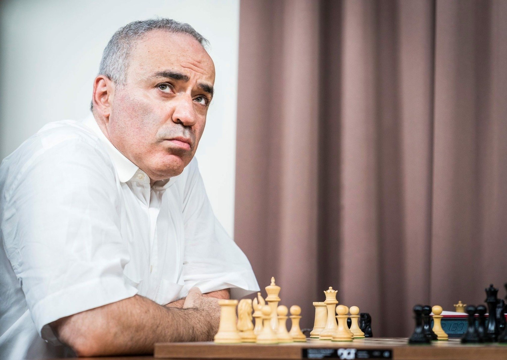 [ad_1] Autoritățile din Rusia au emis un mandat de arestare în lipsă pentru celebrul șahist Garry Kasparov, unul dintre cei mai vocali susținători ai unor poziții critice față de președintele Vladimir Putin