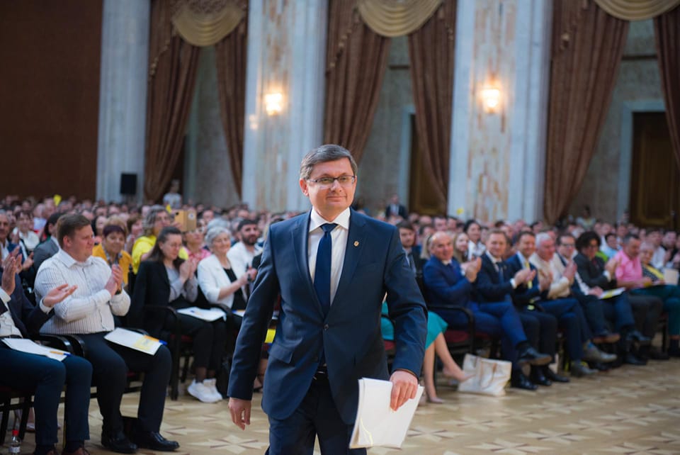 Președintele Parlamentului de la Chișinău, Igor Grosu, salută minoritatea română din Republica Moldova pe Facebook și ulterior schimbă formularea în „moldoveni români”