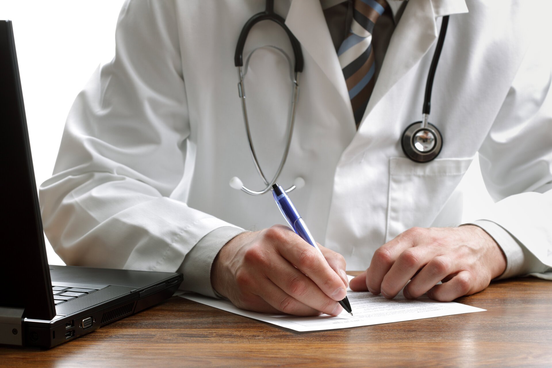 Românii nu vor mai avea plătită prima zi a concediului medical, a decis Guvernul în ultima ședință din acest an. Măsura vizează „concediile fictive”, spune ministrul Sănătății