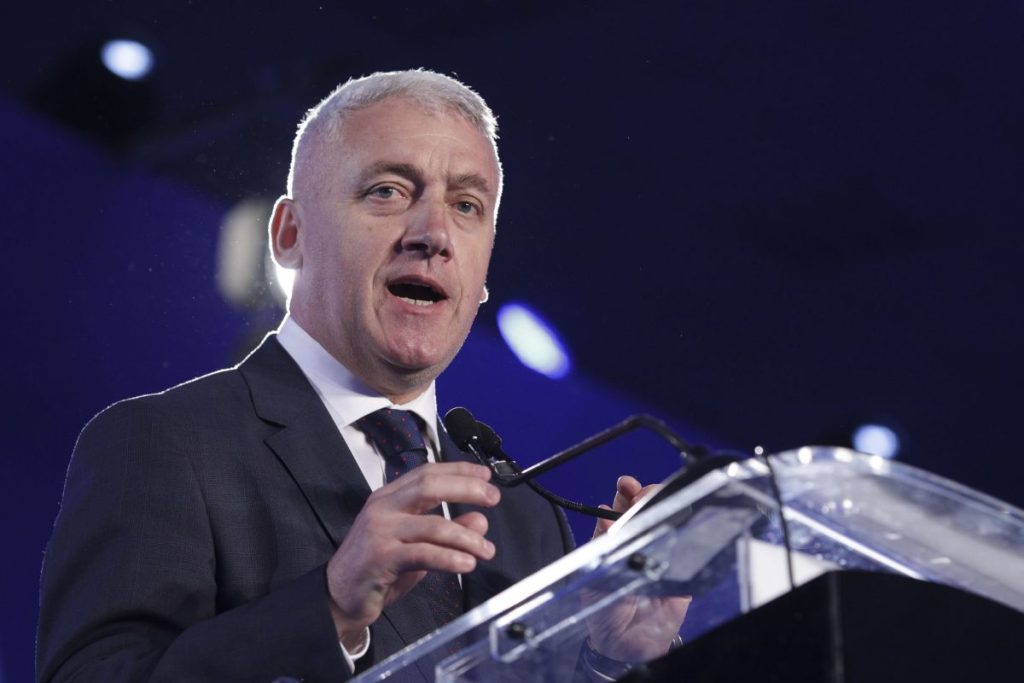 [ad_1] Adrian Țuțuianu, fost membru PSD, a devenit oficial președinte al Autorității Electorale Permanente, preluând mandatul pentru o durată de opt ani