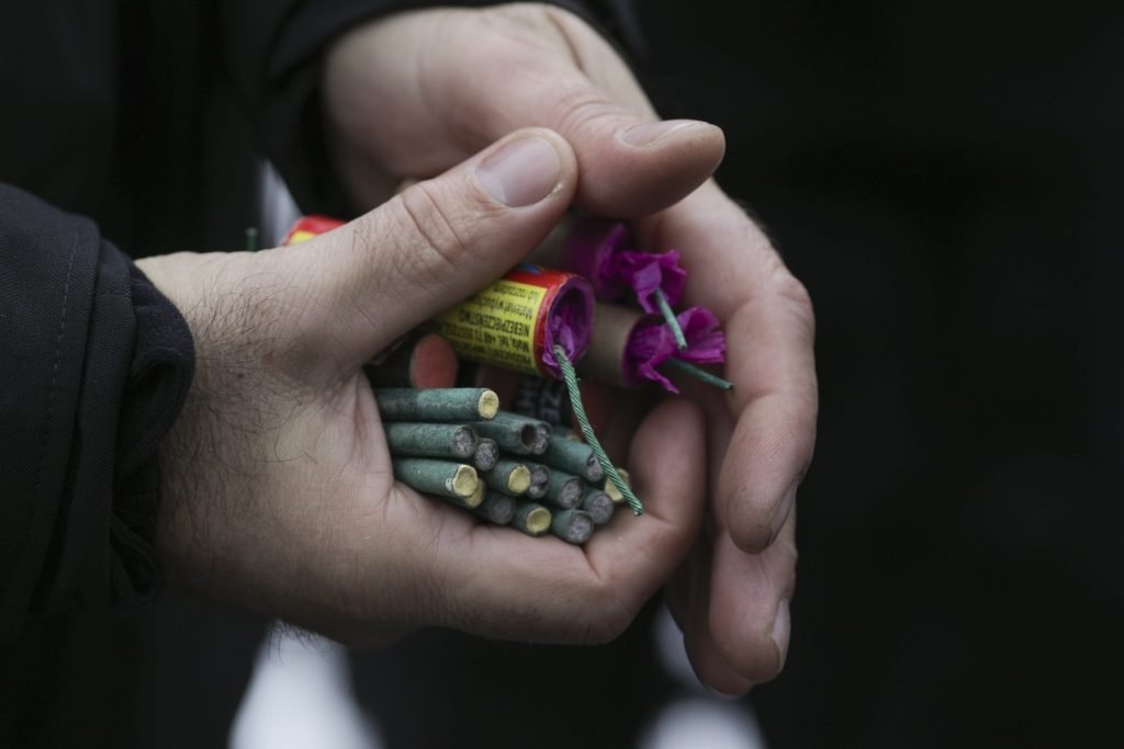 Trei copii traumatizați în urma exploziei unei petarde în județul Brăila, autoritățile au deschis anchetă; din acest an, vânzarea legală de petarde a fost interzisă pentru români