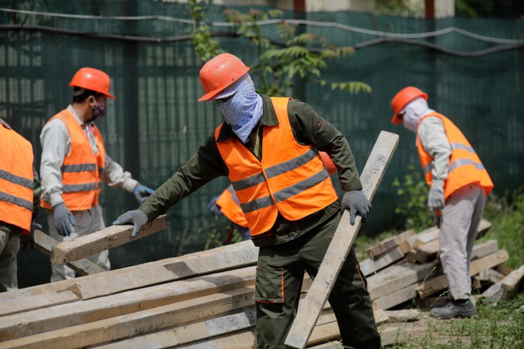 Guvernul aprobă un contingent de 90.000 de lucrători străini pentru piața muncii în 2026