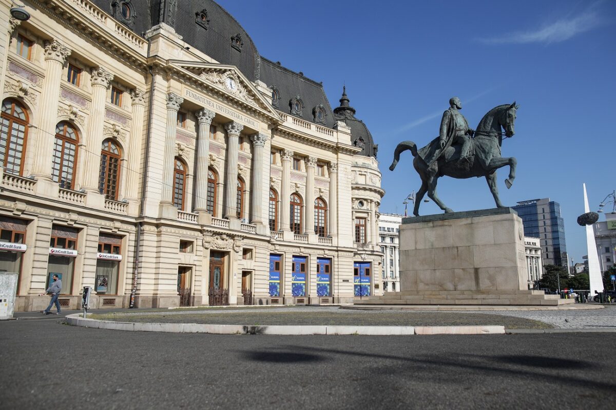 Piața Revoluției din București se transformă într-un loc de memorie dedicat evenimentelor din decembrie 1989, cu fotografii și un montaj audio immersiv care refac atmosfera de acum 36 de ani