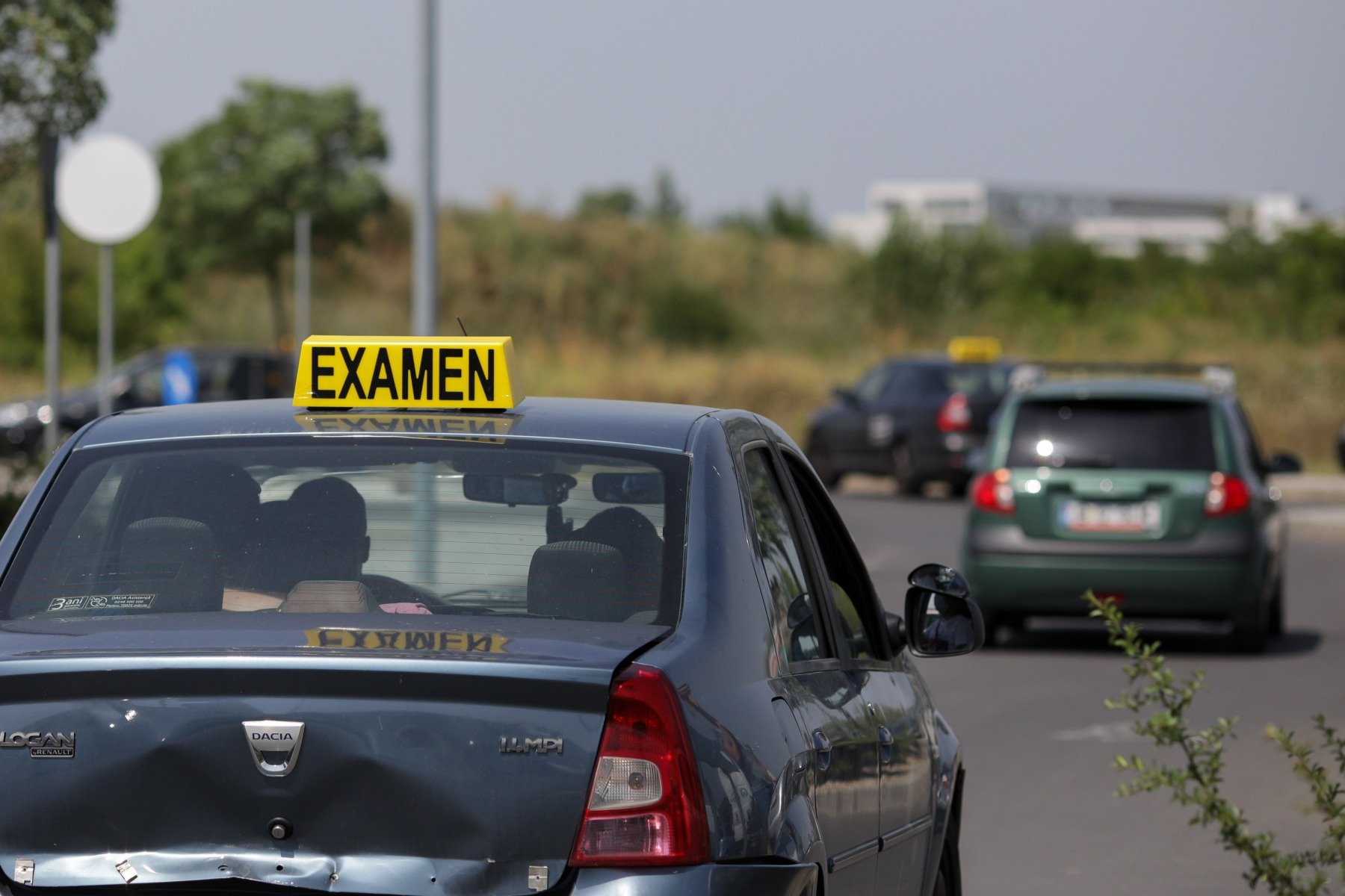 Legea recent adoptată simplifică obținerea permisului de conducere pentru anumite categorii, eliminând necesitatea examenului teoretic