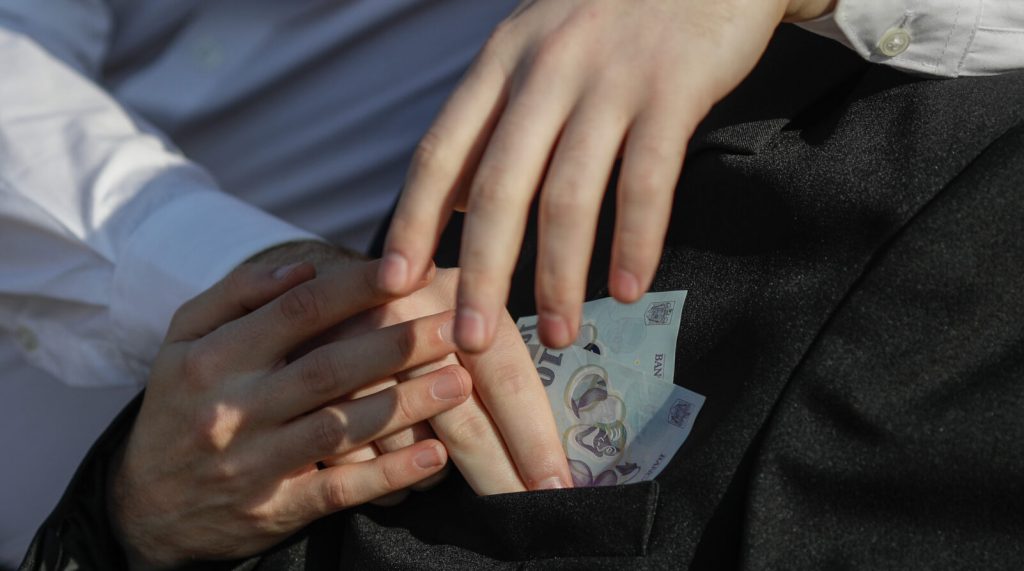 [ad_1] Un medic de la Spitalul Județean de Urgență Buzău a fost reținut în timpul unei acțiuni care a surprins momentul în care primea mită pentru o intervenție de protezare a șoldului, conform informațiilor de la agenția de știri Mediafax