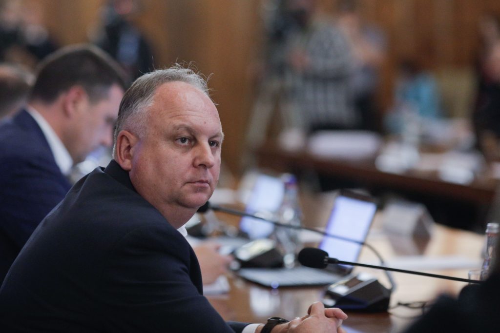 Flavius Nedelcea, fost secretar de stat în Ministerul Economiei, și foștii conducători ai Protecției Consumatorului, sunt declarați în acuzare de DNA pentru abuz în serviciu, instigare și șantaj; se suspectează că Nedelcea ar fi intervenit pentru o numire favorizată de factorii politici pentru a le servi interesele