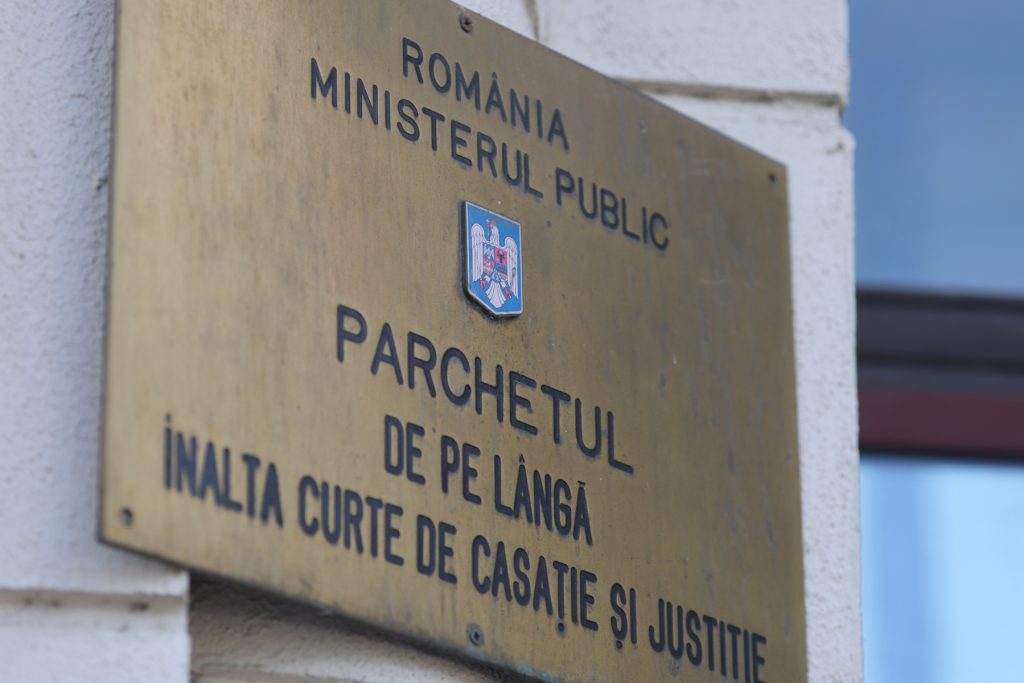 Câteva zeci de persoane se deplasează la Parchetul General pentru a depune plângeri legate de presupusa fraudare a alegerilor prezidențiale din anul precedent / Parchetul nu primeste vizitatori pentru activități cu publicul