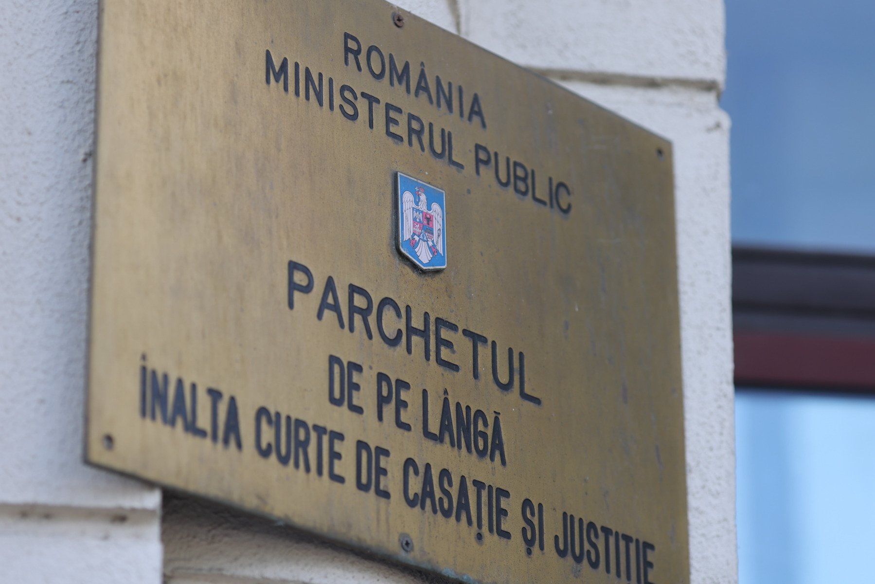 Câteva zeci de persoane se deplasează la Parchetul General pentru a depune plângeri legate de presupusa fraudare a alegerilor prezidențiale din anul precedent / Parchetul nu primeste vizitatori pentru activități cu publicul