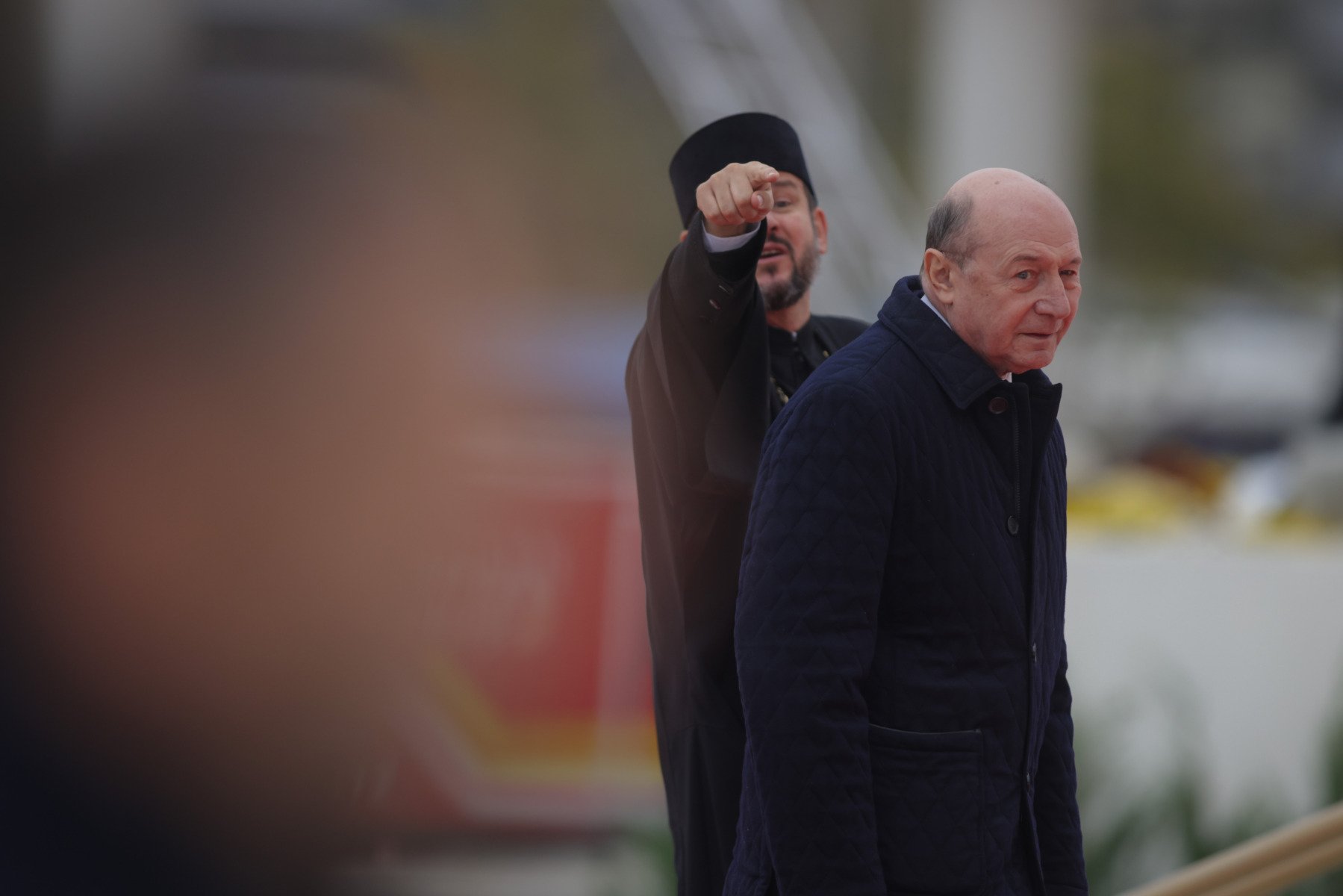 Băsescu atenționează: România se poate ajunge să vândă Portul Constanța și Aeroportul Otopeni pentru a acoperi dobânzile, în timp ce Grindeanu nu realizează gravitatea situației naționale
