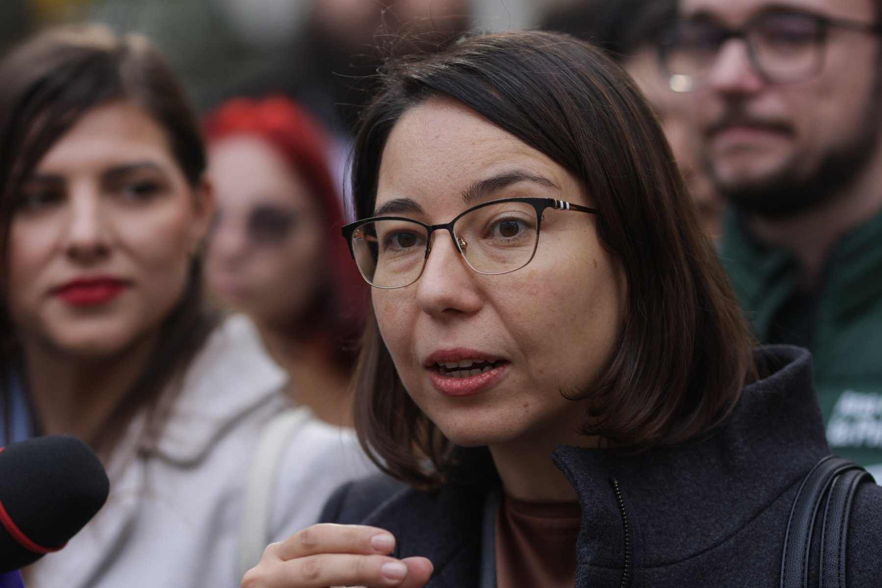 [ad_1] Ana Ciceală, candidată a Partidului SENS pentru Primăria Capitalei, a votat duminică dimineața, în jurul orei 9.00, și i-a încurajat pe locuitorii Bucureștiului să vină la urne încă de la primele ore, pentru a evita formarea cozilor seara