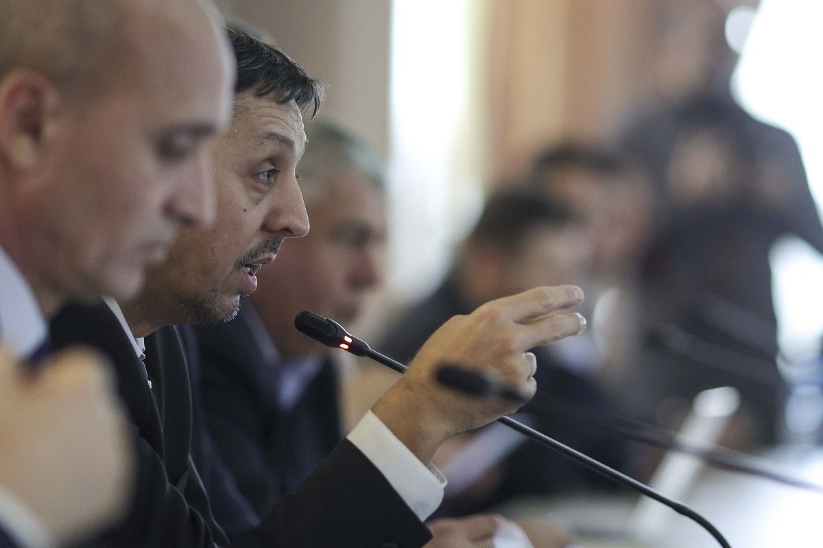 AUR îl elogiază pe ministrul demisionar Daniel David, al cărui mandat a fost urmat de o propunere de programă de limba română criticată sever de societatea civilă pentru promovarea ideologiilor extremiste