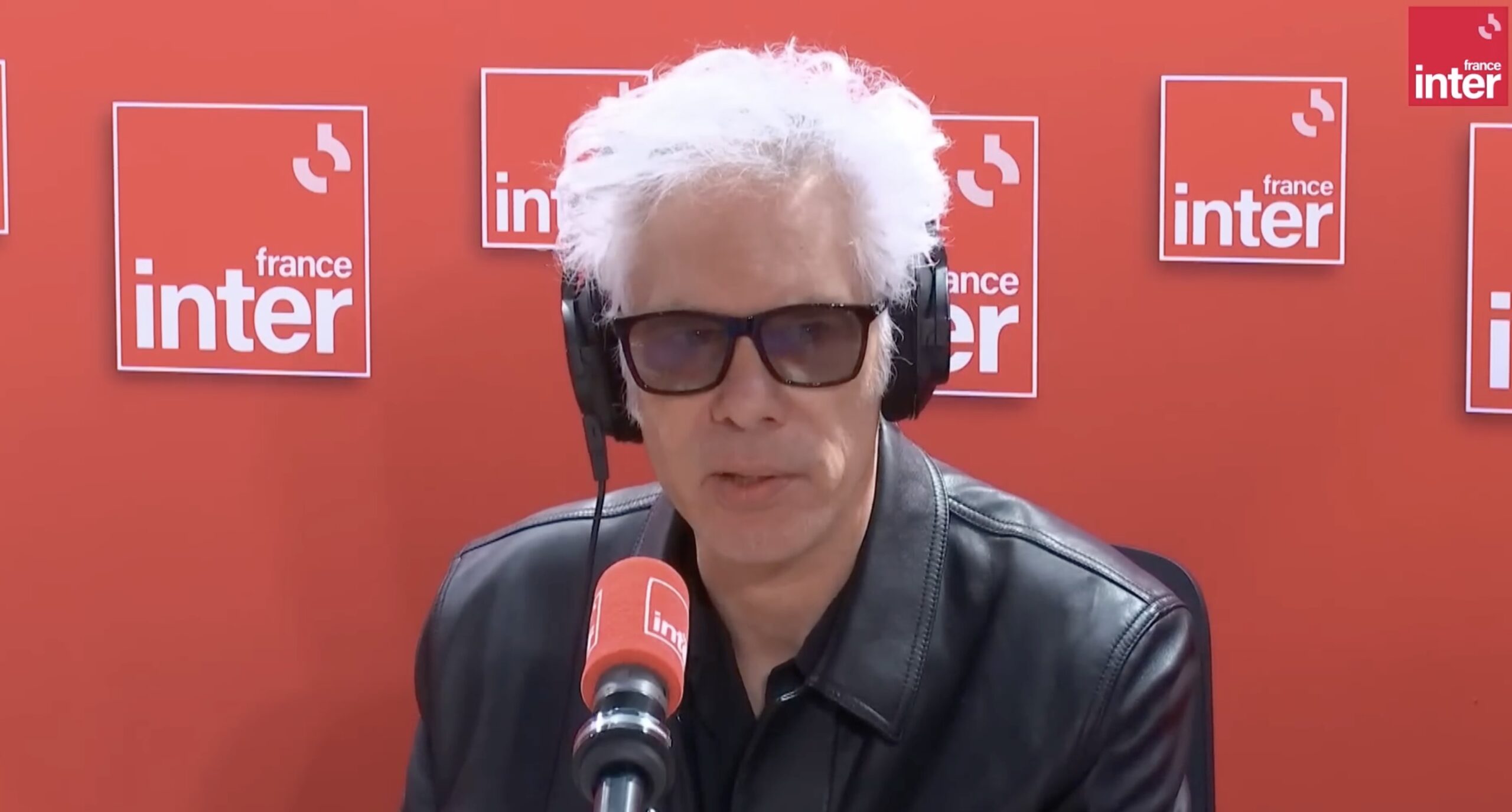 [ad_1] Regizorul american Jim Jarmusch, cunoscut pentru filme iconice precum „Stranger Than Paradise”, „Dead Man” și „Coffee and Cigarettes”, a declarat într-un interviu pentru o radio franceză că a început procesul pentru a obține cetățenia Franței, conform agenției de presă EFE, preluată de agenția Agerpres