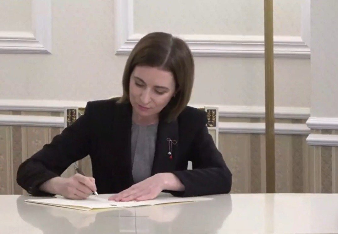 [ad_1] Președinta Republicii Moldova, Maia Sandu, a realizat luni o vizită oficială în Grecia, unde s-a întâlnit cu președintele țării, Konstantinos Tasoulas, și cu prim-ministrul Kyriakos Mitsotakis