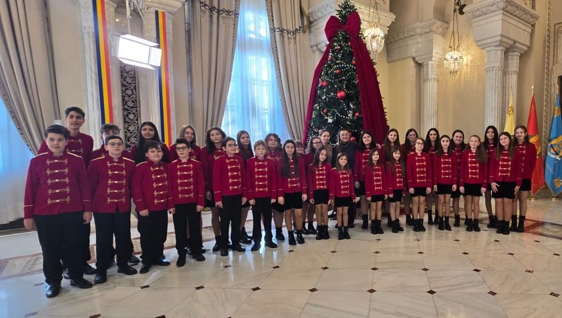 [ad_1] Copiii din corul Allegretto, precum și micuții de la Grădinița CONIL, au fost invitați la Palatul Cotroceni pentru a cânta colinde și melodii de sărbători