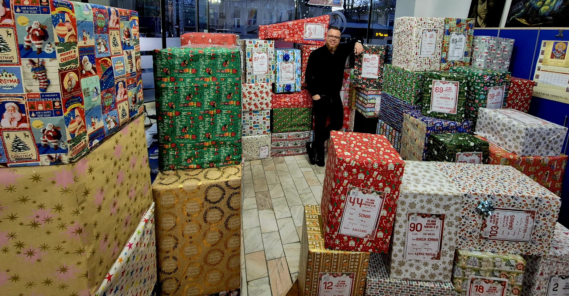 Galerie foto: Moș Crăciun pentru o zi — inspectorul de daune care oferă cadouri copiilor săraci adunate de la oameni cu inimi generoase