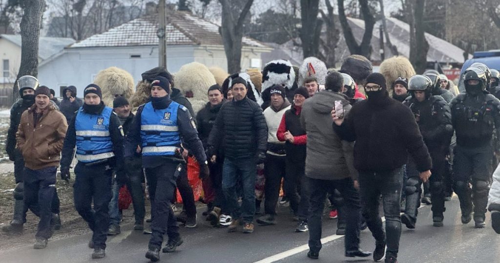 Bătaia cu ciomegele de la Ruginoasa, o tradiție întreruptă de forțele de ordine Jandarmii au intervenit miercuri dimineață cu gaze lacrimogene în comuna ieșeană Ruginoasa, pentru a opri violențele care au izbucnit în cadrul tradiționalei bătăi cu ciomegele, un obicei care atrage anual mulți localnici