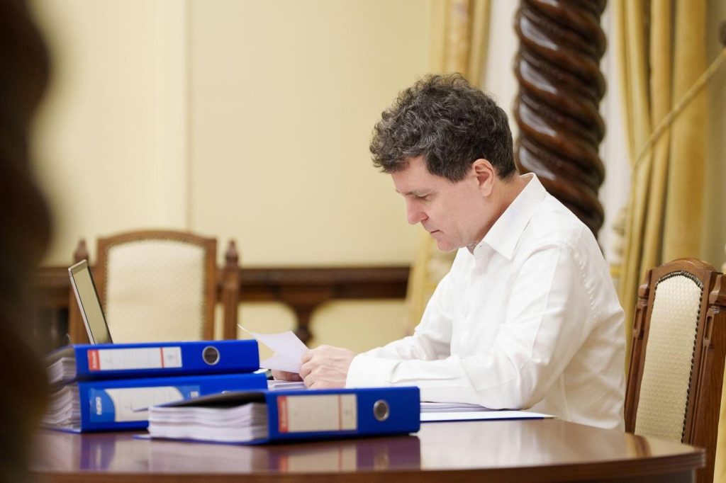 Nicușor Dan oferă o sinteză a problemelor din sistemul judiciar identificate de magistrați, prezentată duminică, urmată de o conferință de presă la sfârșitul zilei de luni pentru a comunica concluziile discuțiilor cu judecătorii și avocații