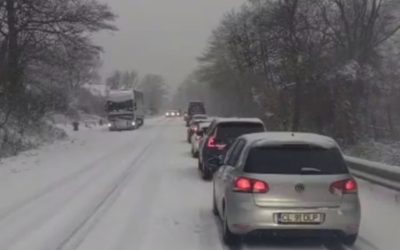Se circulă greu, în condiţii de ninsoare abundentă, pe A1. Coadă de kilometri pe Valea Oltului - DN 7